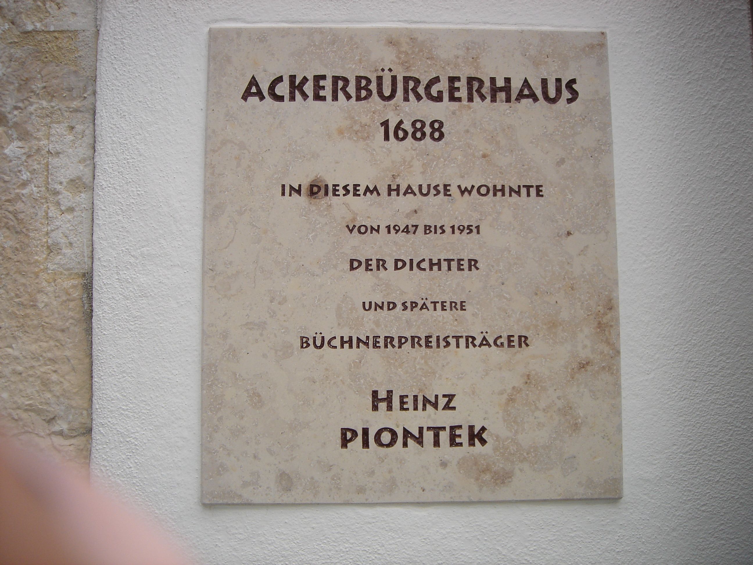 An Heinz Pionteks erste Schlafstelle in Lauingen, Burgstraße 1, erinnert diese Gedenktafel. Fotos © Heinz Piontek-Archiv (=PiontekA)