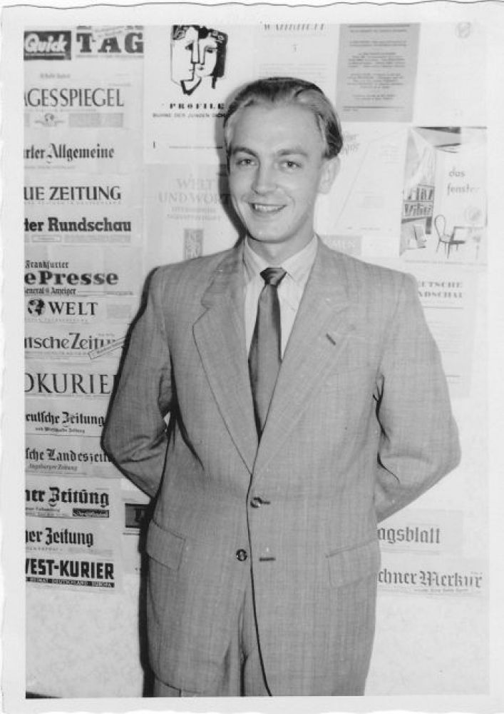 Heinz Piontek 1953 vor Zeitungswand