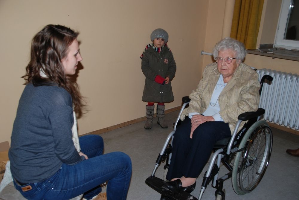 Theresia Schwenk (Albertus-Gymnasium) im Gespräch mit Ilse Huth, der Schwester von Heinz Piontek