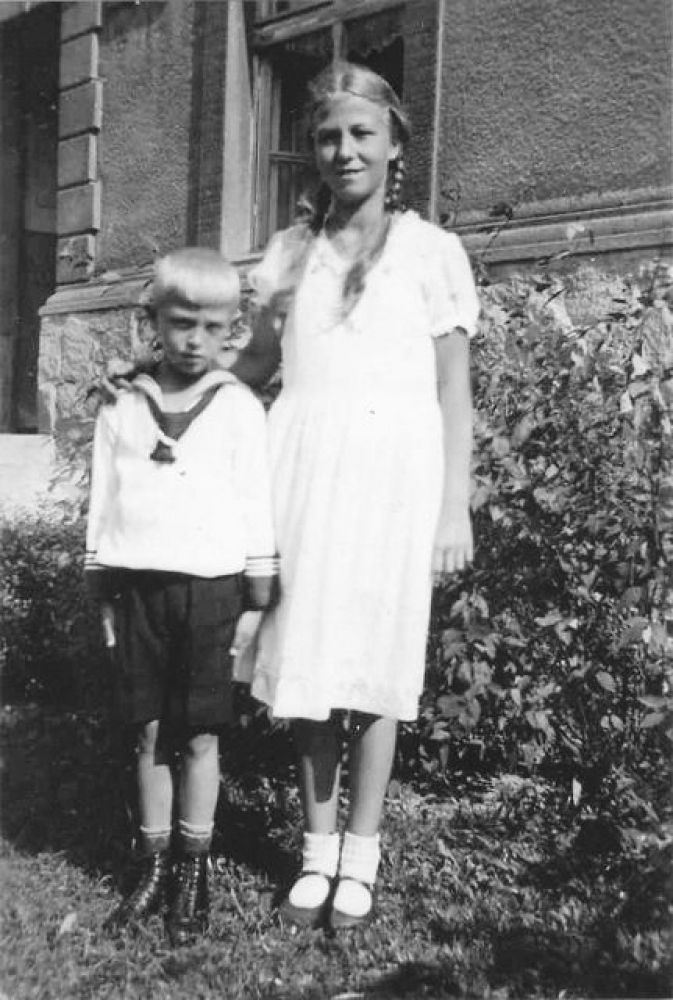 Heinz Piontek mit seiner Schwester Ilse vor Wohnhaus, 1932