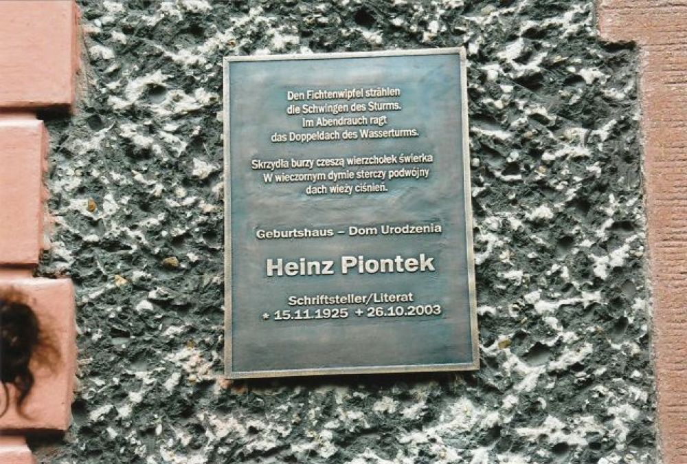 Tafel am Geburtshaus Heinz Pionteks in Kreuzburg/OS